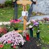 Das Grab von Josef Martin ist mit Blumen geschmückt. Der 14-jährige Junge kam in den Sommerferien bei einem Unfall in Ungarn ums Leben.