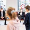 Kultusminister Michael Piazolo und Gesundheitsminister Klaus Holetschek beim Besuch der Münchner Grundschule.