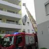Der Dachstuhl eines Hauses in der Imhofstraße in Augsburg ist am Donnerstagnachmittag ausgebrannt.