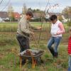 Alois Auer und Susanne Seidler pflanzen eine Roteiche.