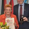 Hertha Hurler ist die neue Ehrenbürgerin von Diedorf. Bürgermeister Peter Högg händigte ihr in der Gemeinderatssitzung die Ernennungsurkunde und die Ehrennadel aus. 	