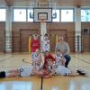 Die Nördlinger U10-Basketballmannschaft beim Heimspiel gegen Eichstätt mit Trainer Oliver Hirsch.