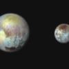 Die neuenBilder von Pluto  überraschen die Forscher sehr. Denn sie hatten auf der Oberfläche des Zwergplaneten (links, rechts Pluto-Mond Charon) etwas erwartet - und finden es nicht.