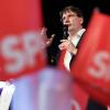 Weniger Jubel gibt es bei der SPD: Florian von Brunn, Spitzenkandidat der SPD, spricht bei der Wahlparty zu den Anhängern. Die SPD hat in Bayern Stimmen eingebüßt.