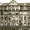 Die Drogerie Gebr. Schaur nach der Neubemalung im Jahr 1914. Die seit 1766 mit Bildern geschmückte Fassade prägte bis 1944 die Westseite des Metzgplatzes mit dem Georgsbrunnen.