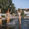 Marisa Vanessa und Letizia genießen den Spätsommer am Lechstrand in Landsberg.