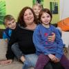 Petra Dirbach und ihre Kinder Vinzent, Raphael und Fiona leben gerne in der Fuggerei. Auch wenn sie etwas zusammenrutschen müssen. 