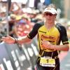 Die beiden Archivfotos zeigen die deutschen Triathleten Sebastian Kienle (gelb) und Jan Frodeno beim Frankfurter Ironman am 05.07.2015.