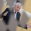 Der bayerische Ministerpräsident Horst Seehofer schürt  Spekulationen über eine mögliche große Kabinettsumbildung in Bayern.