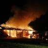 90 Feuerwehrmänner waren bei einem Großbrand im Vöhringer Stadtteil Thal in der Nacht zum Sonntag im Einsatz: Eine landwirtschaftliche Halle brannte vollständig nieder. 