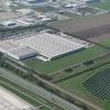 In Kleinaitingen gibt es derzeit drei Solarparks, einer davon befindet sich unmittelbar neben dem Aldi-Logistikzentrum (Bildmitte) an der B17. 