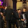 Liberation Concert: Ksenija Sidorova am Akkordeon, František Janoška am Klavier und ONDREJ JANOSKA an der Violine vom Janoska Ensemble. 