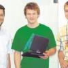 Erfolgreiche Auszubildende mit Laptop und Rohrzange: Albert Kohl freut sich mit Daniel Ruppert und Johannes Seemüller (von links).  