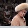 Königin Elizabeth II. bei der Enthüllung des "Queen Mother Memorials". Die Queen will nun auf Pelze aus echtem Tierfell verzichten. Ihre Palastwache trägt weiter Bärenfell.