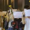 Demonstranten halten leere weiße Papiere vor ihre Gesichter. Die unbeschriebenen Blätter sind Symbol des Protestes gegen die rigorose Null-Covid-Politik in China. 
