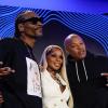 Die Musiker Snoop Dogg (l-r), Mary J. Blige und Dr. Dre posieren bei einer Pressekonferenz zur Super-Bowl-Halbzeitshow.