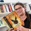 Renate Herre, Geschäftsführerin des Carlsen Verlags, posiert mit dem Buch «Harry Potter und das verwunschene Kind», das am 24.09.2016 erscheint.