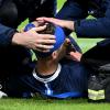 Kopfverletzung: Darmstadts Jannik Müller muss auf dem Platz behandelt werden.