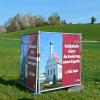 Nach über zweijähriger Sanierung wird die Kapelle St. Nikolaus von Tolentino am 1. Mai im Rahmen eines Dorffestes im Neusässer Ortsteil Schlipsheim wieder eröffnet. Darauf weisen Plakate bereits hin.