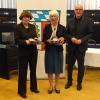 Ingrid Hansen aus Dasing (links) und Hildegard Wessel aus Adelzhausen erhielten aus den Händen von Landrat Klaus Metzger die Verdienstmedaille des Verdienstordens der Bundesrepublik Deutschland.