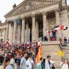 Carlheinz Gern erlebte diese Szenen mit: Teilnehmer einer Kundgebung gegen die Corona-Maßnahmen erklimmen im August 2020 die Stufen zum Berliner Reichstagsgebäude, zahlreiche Reichsflaggen sind dabei zu sehen. 