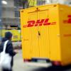 Ein ehemaliger Mitarbeiter der DHL fing über mehrere Wochen Pakete ab und schickte deren Inhalt an sich selbst. Vor Gericht zeigte er Reue und entschuldigte sich.