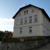 Das Schulhaus in Graisbach prägt das Ortsbild.