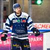 Bei diesem Bild müssen die AEV-Fans stark sein: Drew LeBlanc steckt tatsächlich in einem anderen Trikot. Genauer gesagt: in dem der Iserlohn Roosters.