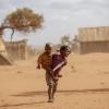 Kinder im Süden Madagaskars. Auf dem vor Afrikas Ostküste gelgenen Inselstaat gefährdet die schlimmste Dürre seit 40 Jahren das Leben hunderttausender Menschen.