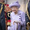 Königin Elizabeth II. bei einer Militärparade zu ihren Ehren im Garten des Holyrood-Palasts teil.