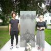 Beim Stadtmuseum steht dieses Denkmal mit Künstler Michael Meraner und Raphaela Sauer. Das Denkmal erinnert an die „vergessenen Frauen“ der Strafanstalt Aichach.