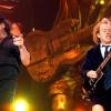 Der Sänger Brian Johnson (links) und der Gitarrist Angus Young von der Heavy-Rock-Band AC/DC bei ihrem Auftritt im Jahr 2000 in Stuttgart. 	
