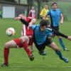 Mit vollem Einsatz hielten Nemanja Ranitovic (rechts) und der SV Cosmos Aystetten beim 1:1 gegen den BC Adelzhausen (links Andreas Brysch) auch in zweifacher Unterzahl dagegen. 	