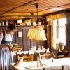 „Es ist immer sinnvoll, vorher anzurufen.“Kristin Fuchs deckt einen der Tische in Ihrem Restaurant in Baden-Württemberg ein, das nun unter bestimmten Auflagen wieder offen ist. In Bayern dürfen ab heute wieder die Innenbereiche geöffnet werden.  	
