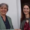 Bürgermeisterin Margit Jungwirth-Karl (links) begrüßt Claudia Maurus als neue Gemeinderätin für Walkertshofen. Foto: Karin Marz