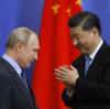 Internationales Wirtschaftsforum in St. Petersburg
im Jahr 2019: Russlands Präsident Wladimir Putin (l.) im Gespräch mit Chinas Präsident Xi Jinping.