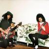 Die Gitarristen Brian May (r) und Eddie Van Halen im April 1983.