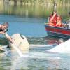 Ein Leichtflugzeug ist am Samstagmittag in einen Badesee bei Sinningen (Kreis Biberach) gestürzt.  