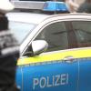Die Polizei in Augsburg ermittelt wegen eines Kennzeichendiebstahls.