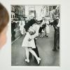 Der Fotograf Alfred Eisenstaedt hatte 1945 am Times Square die Szene eingefangen, wie der Matrose die Krankenschwester küsste. Tausende Menschen feierten damals das Kriegsende.