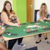 Für den bevorstehenden Casino-Abend im Jugendtreff proben (von links) Vanessa Lhalhe und Nathalie Gronau zusammen mit Elisabeth Arnold und Jutta Aichmüller schon mal eine Pokerrunde .