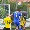 Der Holzheimer Youngster Fabian Miller (blaue Spielkleidung) steigt hoch – und wenige Momente später ist Binswangens Keeper Benedikt Winkler (links) mit einem platzierten Kopfball zum 1:0 überwunden.