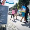 Ein Hinweisschild in arabischer Sprache steht in der Fußgängerzone. Garmisch-Partenkirchen boomt bei Urlaubern aus den Golfstaaten.