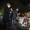 Kanzlerin Merkel und Frankreichs Präsident Hollande gedenken am Pariser Platz der Republik den Opfern der IS-Anschläge.