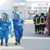Bei einem Chemie-Unfall in einem Betrieb in Söflingen sind mehrere Menschen verletzt worden. Die Feuerwehr rückte in Schutzanzügen an. 