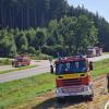 Die Feuerwehr löschte ein brennendes Feld zwischen Dasing und Friedberg an der B300.