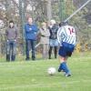 Reimlingens Spielertrainer Sener Sahin (Nummer 14) auf dem Weg zum 4:0-Endstand im Lokalderby gegen den SC Athletik Nördlingen.  