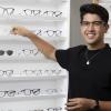 Antonio Lorenzo Stocker ist Azubi zum Augenoptiker bei Gronde in Augsburg. Bei der Beratung auf Distanz zu den Kunden zu gehen, findet der 22-Jährige in seinem Beruf schwierig.