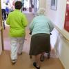 Man kennt sich gut, spricht miteinander, hat Vertrauen - so sollte es sein. Doch viele Altenpflegekräfte beklagen, dass der Druck in ihrer Arbeit zu hoch ist.