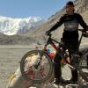 Da war das Wetter noch gut: Tourleiter Mario Müller mit seinem Mountainbike im Himalaja. Später hatte die Gruppe mit einem Schneesturm zu kämpfen. 
